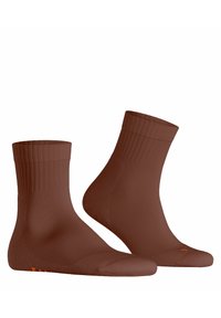 Brązowe skarpetki do połowy łydki z żebrowanymi mankietami i bezszwowym czubkiem, z małym pomarańczowym logo po boku. Gładki, elastyczny materiał.