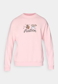 Felpa rosa con illustrazioni stampate di un cane e di un personaggio con un cappello, accompagnata dal testo "malbon" in corsivo.