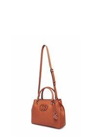 Borsa a mano in pelle marrone con doppio manico e tracolla regolabile. Presenta dettagli con logo e un piccolo charm. Texture liscia e forma strutturata.