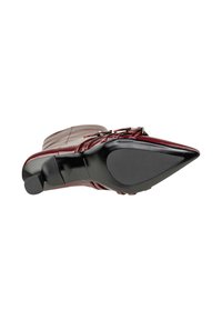 Stivale alla caviglia in pelle bordeaux con punta affilata, fibbie decorative e suola nera testurizzata; presenta un tacco leggermente curvato.