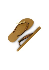 Brązowe klapki z teksturowaną gumową podeszwą, z brązowymi paskami i złotym akcentem w postaci krokodyla na jednym z pasków. Płaski, prosty design.