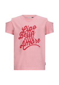 Różowa koszulka z krótkim rękawem z wycięciami na ramionach. Zawiera tekst w czerwonym brokacie „Ciao Bella Mi Amore” w zabawnym kroju pisma.