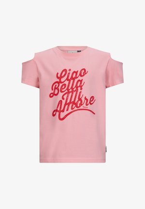 Roze t-shirt met korte mouwen en uitsnijding op de schouders. Bevat rode glittertekst met de tekst "Ciao Bella Mi Amore" in een speelse lettertype.