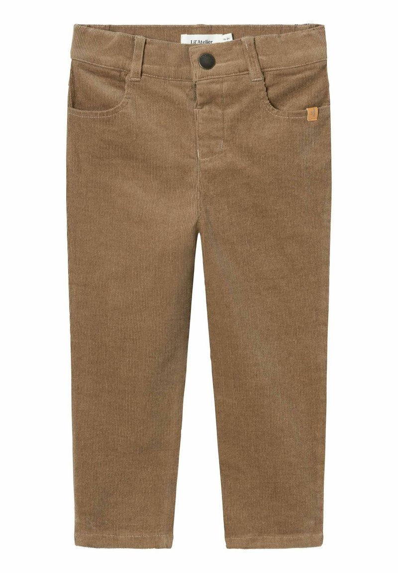 Pantaloni in velluto a coste marroni con una texture a coste, dotati di chiusura con bottone, tasche frontali e un piccolo logo del marchio sul lato.