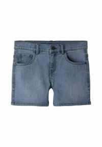Shorts de mezclilla en azul claro, con cierre frontal de botón, cinco bolsillos y dobladillo de doble costura para mayor durabilidad. Textura suave.