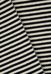 Tissu tricoté avec des rayures alternées étroites et larges en bleu marine et crème. Texture visible, avec des côtes apparentes et un aspect doux.