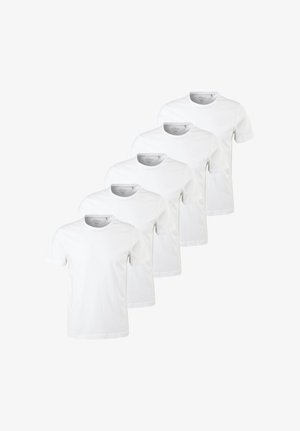 Pięć prostych białych koszulek z krótkim rękawem i okrągłym dekoltem, ułożonych warstwowo, nachodzących na siebie w układzie nieregularnym na białym tle.