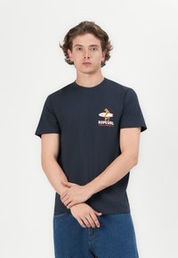 Marine t-skjorte i bomull med et brystgrafikk som har design av en surfebrett og hest, rund hals og korte ermer. Casual passform.