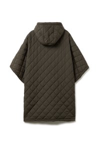 Poncho con cappuccio trapuntato di colore verde scuro, caratterizzato da un motivo a rombi e maniche ampie, con un orlo che si estende sotto i fianchi per una copertura ampia.
