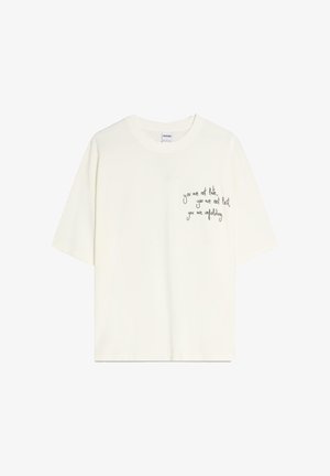 Biele tričko s krátkym rukávom a okrúhlym výstrihom, na ľavej strane hrude čierny ručne písaný nápis: "nie si neskoro, nie si stratený, rozvíjaš sa."