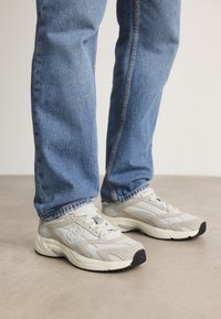 No seleccionado, light/pastel grey