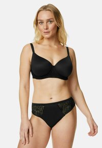 Set di reggiseno e slip neri in tessuto morbido, con dettagli in pizzo sui lati e spalline regolabili. Design classico con texture morbida.