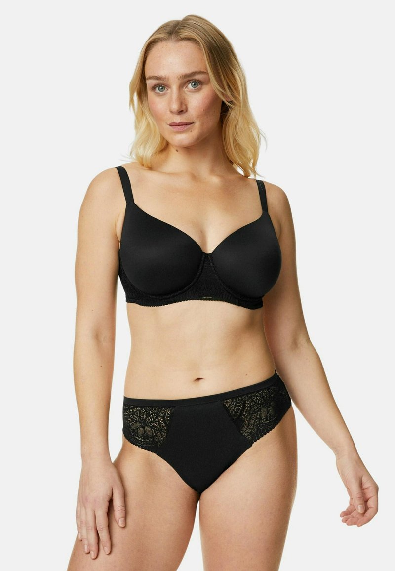 Set di reggiseno e slip neri in tessuto morbido, con dettagli in pizzo sui lati e spalline regolabili. Design classico con texture morbida.
