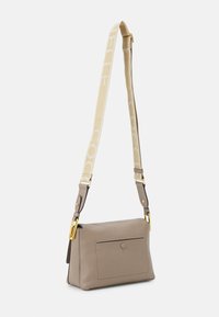 Borsa in pelle grigia con una forma strutturata, dotata di una tasca frontale, hardware dorato e una tracolla beige regolabile con dettagli del logo.