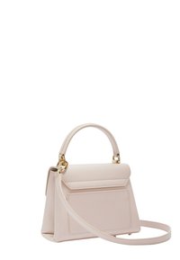 Piccola borsa strutturata in morbido materiale rosa texture, con manico superiore, tracolla removibile e tasca frontale con patta.
