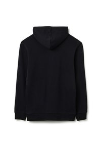 Zwarte hoodie, gemaakt van zachte stof, heeft een centrale naad op de rug, een grote capuchon en ribbels bij de mouwen en de onderrand voor een nauwsluitende pasvorm.