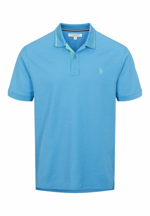 Polo bleu clair en tissu texturé, avec un rabat à deux boutons et un col contrastant en bleu foncé et accents verts.