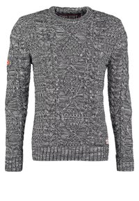 Sweter z textured dzianiny w odcieniach szarości. Ma okrągły dekolt, długie rękawy oraz skomplikowane wzory w romby i warkocze. Rybakowe wykończenia rękawów i dolnej krawędzi.