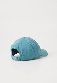 Casquette en coton bleu avec une visière courbée, sangle ajustable à l'arrière et tissu texturé. Comprend des œillets de ventilation et des accents brodés.