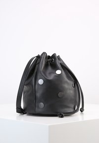 Borsa a secchiello nera in pelle con accenti circolari argentati, chiusura a coulisse e una sola tracolla. Texture liscia e forma arrotondata.