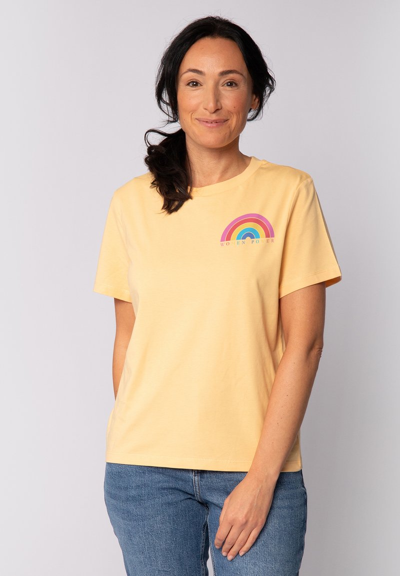Geel katoenen T-shirt met korte mouwen, met een gekleurde regenboogafbeelding en de tekst "WOMEN POWER" eronder.