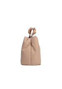 Borsa beige con una texture morbida e gonfia, dotata di manici in pelle marrone e apertura superiore. Forma semplice e arrotondata senza hardware visibile.