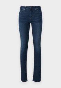 Jeans de mezclilla de lavado oscuro con un corte ajustado, que cuentan con una cintura estándar, presillas para cinturón y un leve desgaste en la parte delantera.