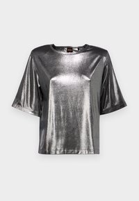 Top a maniche corte con scollatura rotonda, realizzato in materiale argento lucido con una texture liscia. Presenta un design squadrato e un'etichetta con logo vicino allo scollo.