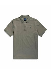 Olijfgroene polo met korte mouwen, kraag, twee knopen en een klein logo op de linkerborst tegen een witte achtergrond.