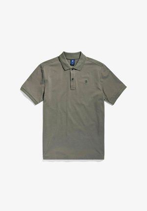 Olivově zelené polo tričko s krátkými rukávy, límečkem, dvěma knoflíky a malým logem na levé straně hrudi na bílém pozadí.