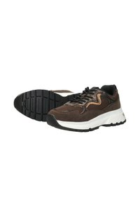 Bruine sportieve schoenen met een bovenwerk van mesh en suede, een witte tussenzool, een gestructureerde buitenzool en decoratieve metalen accenten.