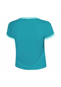 Camiseta atlética de color azul verdoso con mangas cortas y escote redondeado, y acentos azul claro en las mangas. Textura suave, tejido ligero y un corte relajado.