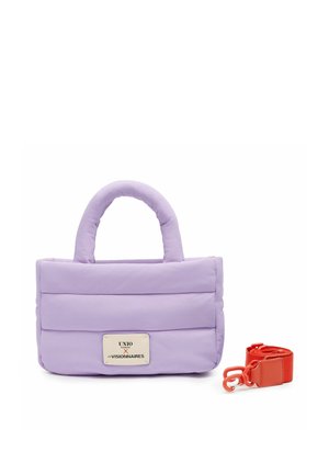 Bolso acolchado de color púrpura claro con asas cortas y una etiqueta beige, mostrado junto a una correa extraíble de color rojo brillante con cierres.