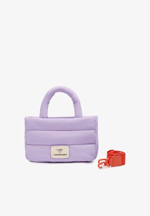 Bolso acolchado de color púrpura claro con asas cortas y una etiqueta beige, mostrado junto a una correa extraíble de color rojo brillante con cierres.
