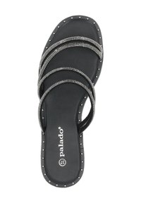 Sort sandal med tre perlebesatte remme og naglede accenter rundt sålen. Glat tekstur med et fladt design, der er velegnet til afslappet brug.