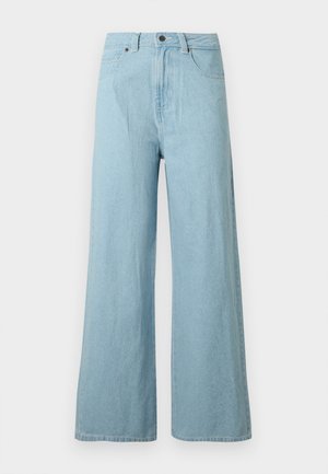 Hellblaue Jeans mit weitem Bein, vorne mit Knöpfen, Reißverschluss, Gürtelschlaufen und Seitentaschen, auf weißem Hintergrund.
