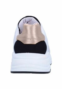 Witte sneakers met een gestructureerde zwarte mesh bovenkant en een metallic gouden hielaccent. Dikke witte zool met een zwarte rubberen onderkant.