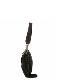 Borsa a tracolla in pelle marrone con texture intrecciata, caratterizzata da una forma piatta, tracolla regolabile e dettagli in metallo dorato.