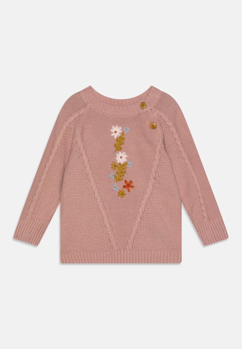 Rosa gestrickter Pullover mit floralem Stickmuster, das weißes, blaues und oranges Blumen zeigt, zwei braune Holzknöpfe an der Schulter und strukturierte Akzente.