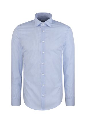 Camicia da uomo a maniche lunghe con bottoni, a righe verticali blu e bianche, con colletto a punta, mostrata su sfondo bianco.