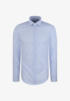 Overhemd met lange mouwen en knopen, met verticale blauwe en witte strepen en een puntige kraag, afgebeeld op een witte achtergrond.