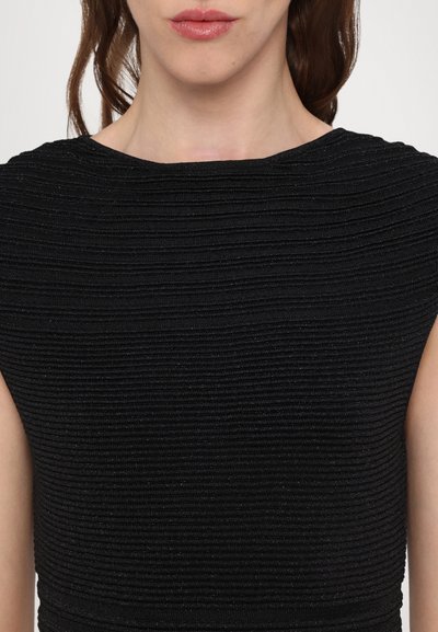 Abito nero con una superficie strutturata a costine, dotato di un collo rotondo liscio e maniche a cappuccio. Il tessuto presenta una leggera lucentezza.