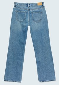 Jean en denim bleu clair avec une coupe droite, conception à cinq poches, et une étiquette en cuir sur la ceinture arrière. Tissu texturé, sans ornements.