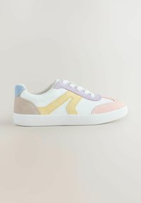 Višebojna tenisica sa bijelim kožnim gornjim dijelom, pastelno antilop detaljima u ružičastoj, žutoj i lavandinoj boji te teksturiranim gumenim potplatom.