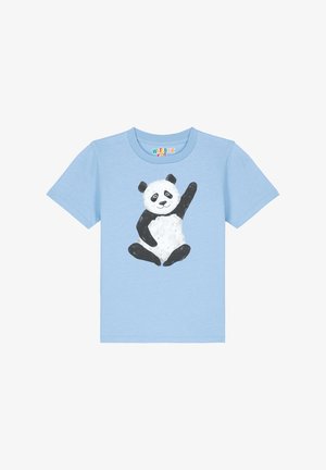 Lichtblauw katoenen T-shirt met een pandaafbeelding in zwart-wit, die een zwaaipoze aanneemt tegen een effen achtergrond.