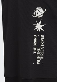 Weiße Grafik eines Basketballs mit einem Ring und einem Stern über senkrechtem Text "THE BRAND WITH THE THREE STRIPES" auf schwarzem Stoff.