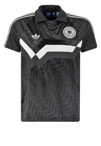 Černé polo triko s geometrickou texturou, bílými akcenty a logem Adidas. Má límec a design se třemi pruhy na ramenech.