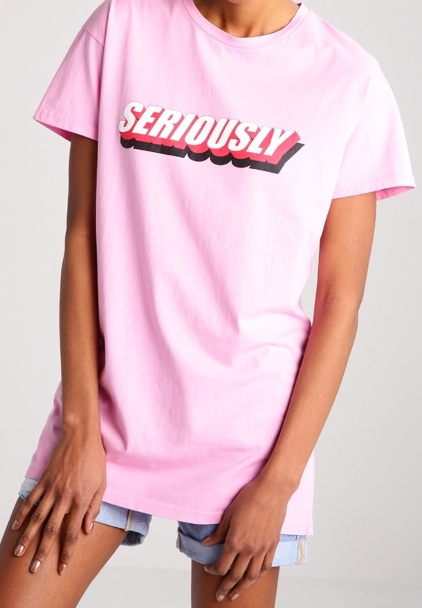 Růžové bavlněné tričko s krátkými rukávy a kulatým výstřihem. Na přední straně se vyjímá výrazný nápis "SERIOUSLY" v červené a černé barvě.