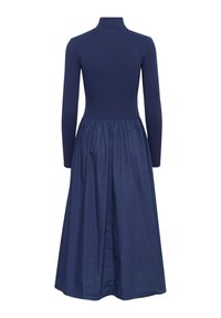 Rochie bleumarin cu un top ajustat din material canelat, cu guler înalt și mâneci lungi, trecând la o fustă fluidă, plisată.