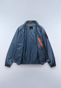 Blauwe lichtgewicht bomberjack met een gladde afwerking, geribbelde kraag, elastische manchetten en oranje accenten aan de binnenkant. Voorzien van een logo en ritszakken.